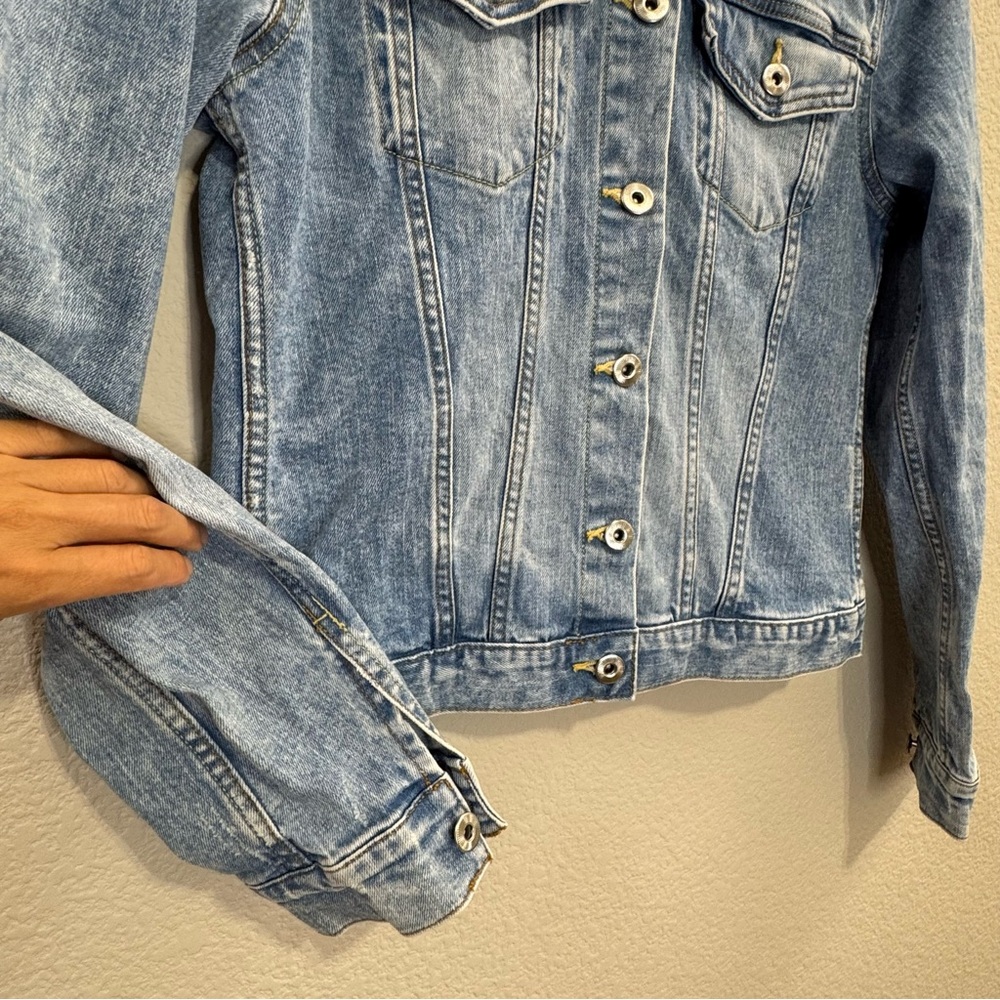 3/$20 H&M L.O.G.G. Classic Light Wash Denim Jacket Women’s Size 8 - Picture 8 of 14